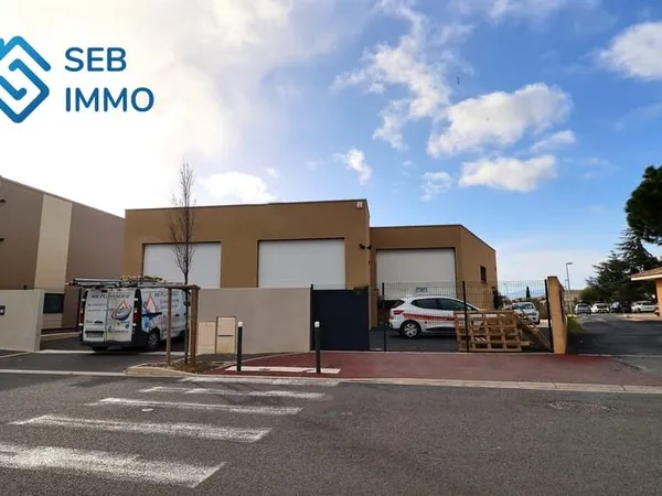 Location local commercial de 60m2 à ST ESTEVE tout neuf, sécurisé + stationnement clos