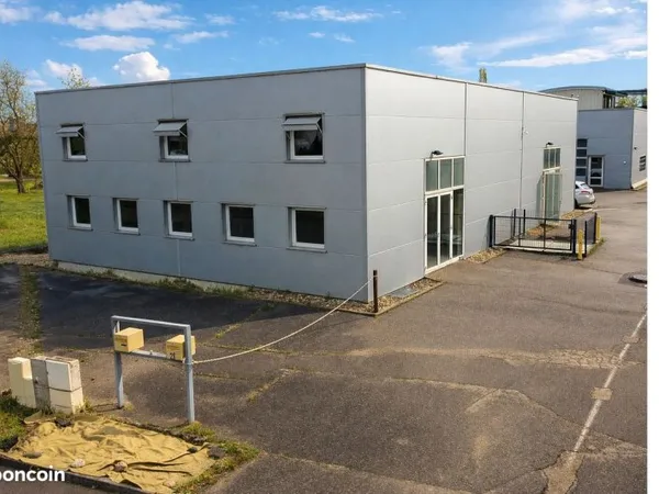 Local 430 m² à Sausheim - bureaux, mezzanine, sous-sol, compteur triphasé, chauffage gaz, parking, m