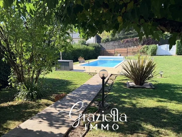 Maison familiale rénovée avec piscine sur parcelle de 978 m2