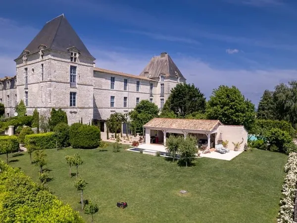 Résidence de luxe au sein d'un château historique