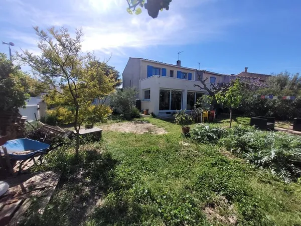 Fleury d'Aude Agréable villa de type IV sur 2 niveaux avec g