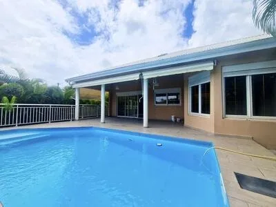 Maison familiale avec piscine Le Gosier, secteur Mare-Gail