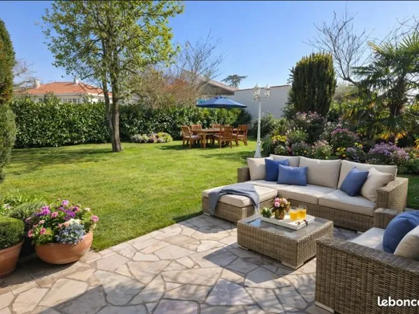 Maison individuelle avec jardin et garage