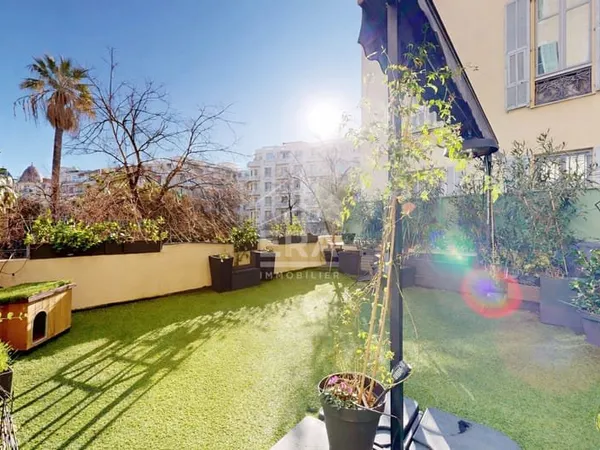 NICE - FLEURS / GAMBETTA : VASTE 4/5 PIÈCES DE 123 M² AVEC UNE GRANDE TERRASSE DE 45 M² À CIEL OUVER