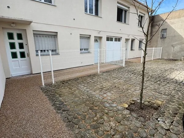 Direct propriétaire - Deux pièces 33 m² + terrasse de 10 m² avec parking à Le Kremlin Bicêtre. 214.0
