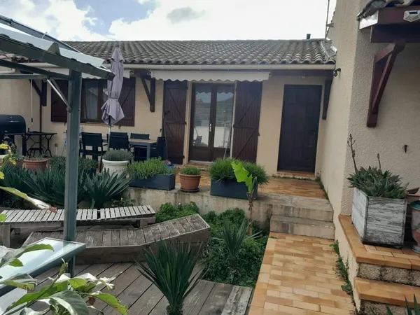 MAISON DE PLAIN PIED AVEC UN GRAND GARAGE