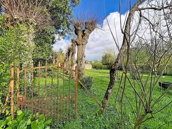 Orléans : grand terrain constructible de 2000 m² avec maison
