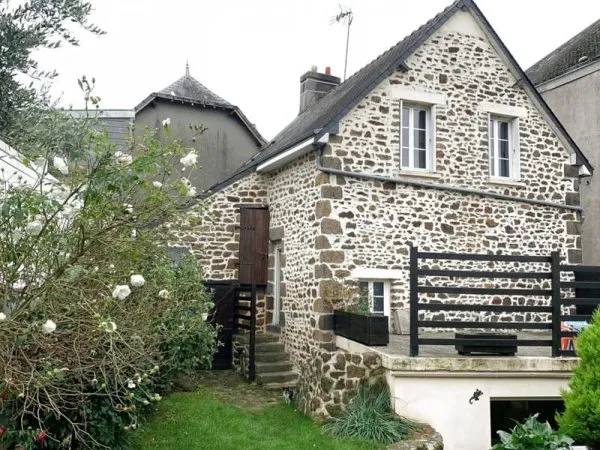 Maison de ville en pierres avec 5 pièces principales