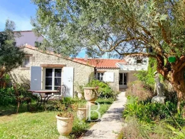 ÎLE DE RÉ - MAISON DE VILLAGE - LE BOIS PLAGE