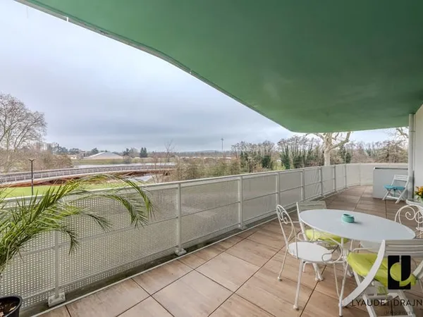 Appartement avec terrasse et garages - Résidence de très bon standing - Roanne Bord de Loire