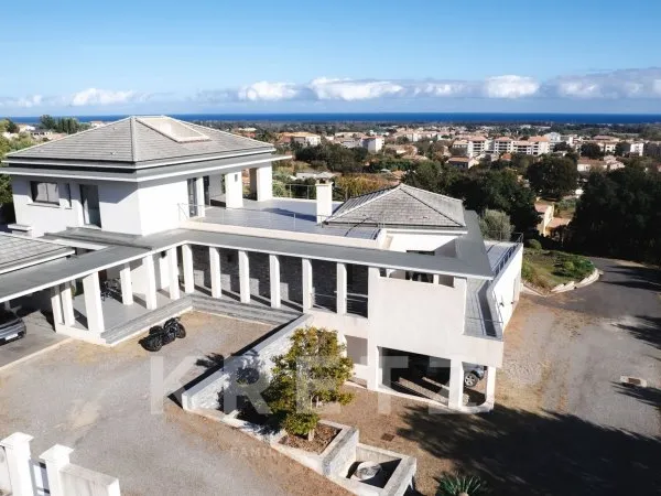 FOLELLI - VILLA D'ARCHITECTE DE 225m2 AVEC VUE MER ET PISCINE