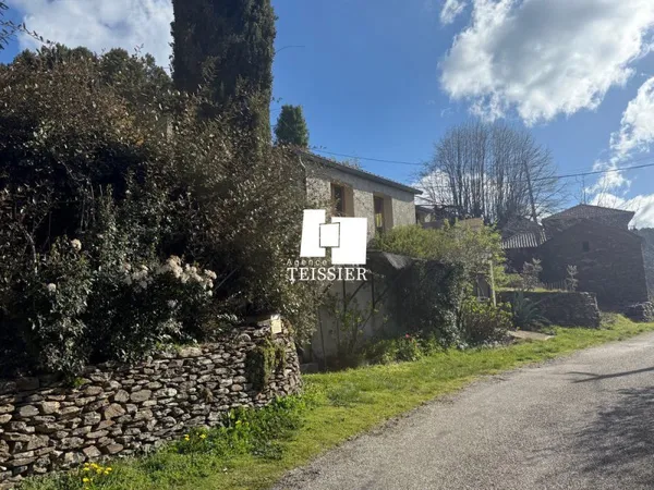 À 20 minutes des Vans, située au calme, cette maison exposée