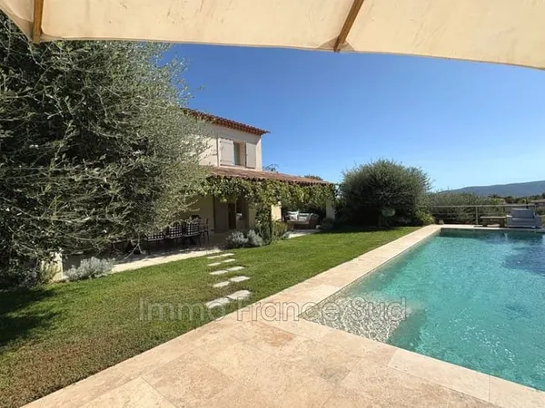 Grimaud, belle villa néo-provençale avec vue sur le Château de