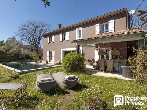 Villa contemporaine avec piscine, dépendance et vue dégagée