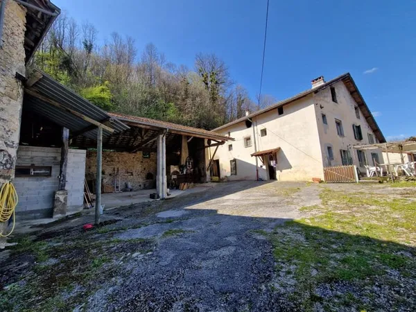 Corps de ferme de 7 Pièces et dépendances avec un spacieux terrain