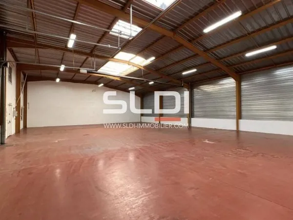 Local d'activité 744 m²
