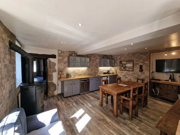 CÔTES D'ARMOR Maison de caractère en pierre 6 pièces, jardin paysager, opportunité d'affaire réussie