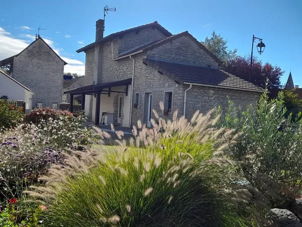 Maison en pierres de 88 m2 avec 2 garages sur terrain clos d