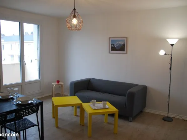 Chambre lumineuse dans coloc de 3, proche gare, centre, facs, écoles