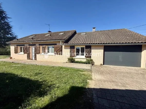 Maison de 5 pièces avec dépendances à MANZAC-SUR-VERN