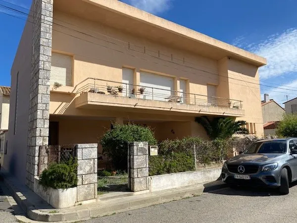 MAISON 4 FACES AVEC TRES GRAND GARAGE