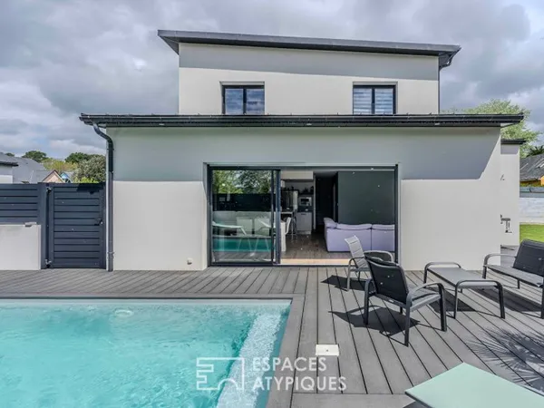 Maison d'architecte avec volumes généreux et piscine