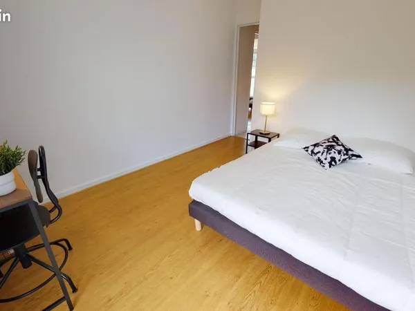Chambre 6 pièces 82 m²