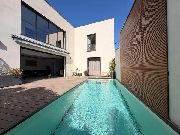 NIMES JEAN JAURES Maison de ville contemporaine de 182 m2 av