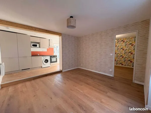 Maison à Louer à St SAVIN avec 1 chambre et une cour