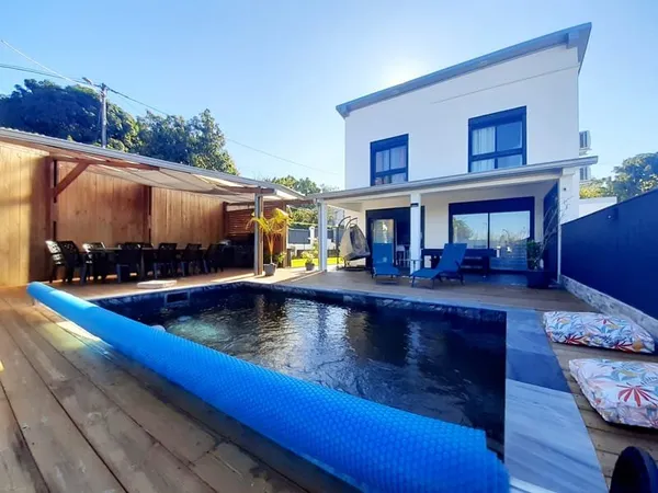 Villa 5 pièces moderne d'une superficie totale de 327 m2