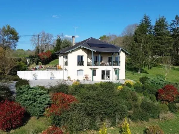 Belle maison d'architecte perchée sur les hauteurs de Sauveterre-de-Béarn