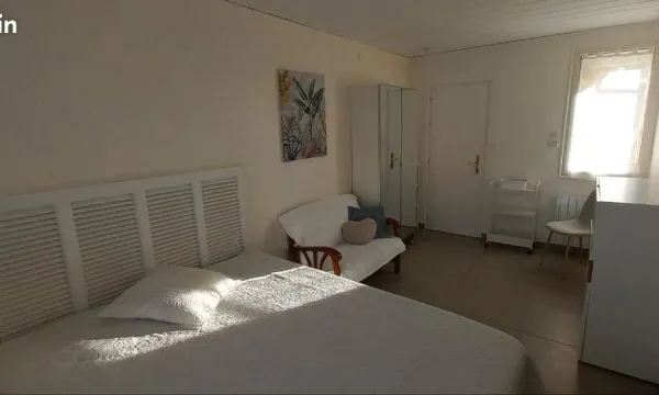 Location d'un studio de 22m2 en rez-de-jardin avec salle de bain indépendante, kitchenette équipée, 