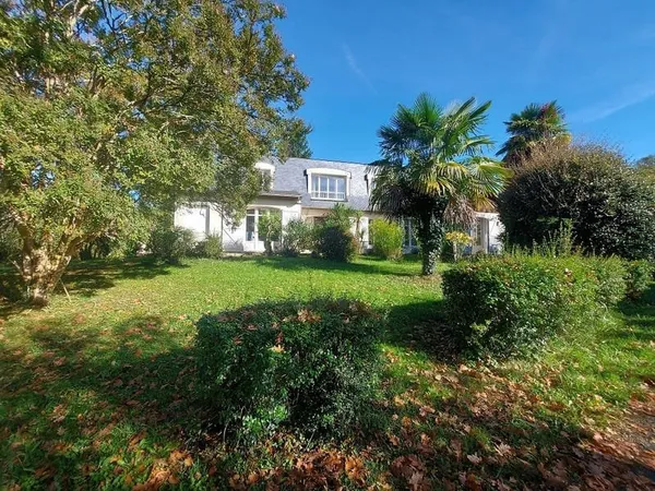 Villa 12 km au Sud de PAU, 8 pièce(s) pour 259 m², sur Terrain 3,3 ha