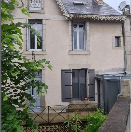 4 chambres et 1 bureau. Garage
