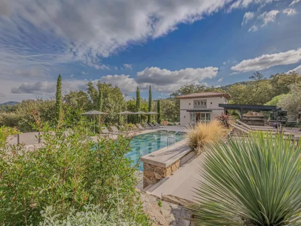 BASTIDE AVEC PISCINE LE PLAN DE LA TOUR