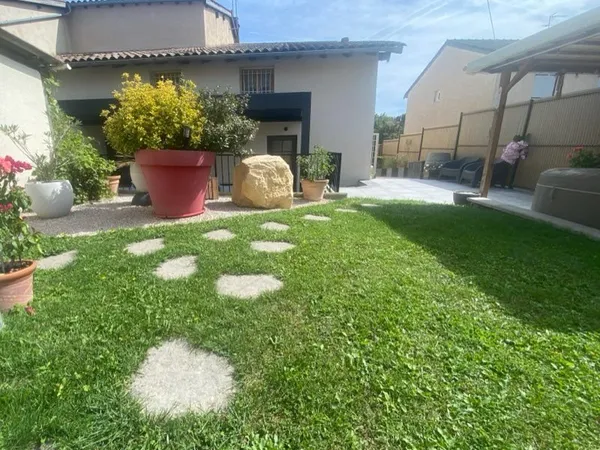 Maison 160m2 dans le centre du village avec terrain