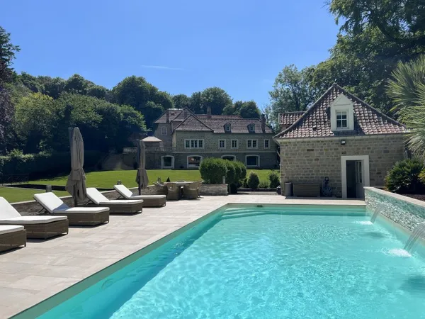 Vends belle demeure ancienne 350m² - 6 ch sur un parc de 7500m² avec dépendance et piscine Wimille (