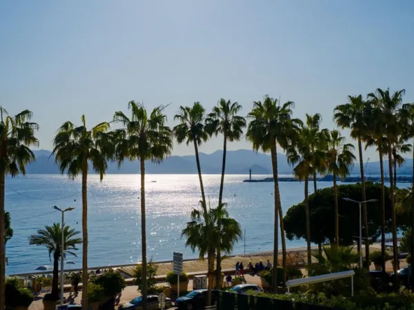 Boulevard de la croisette, entre le Carlton et le Martinez - Sub