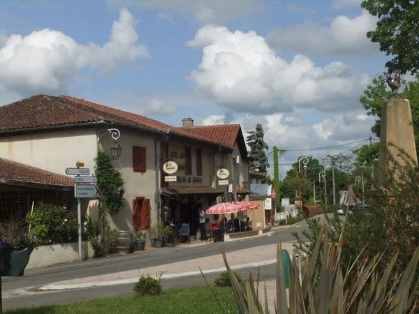 Petit hôtel restaurant-bar bien visité