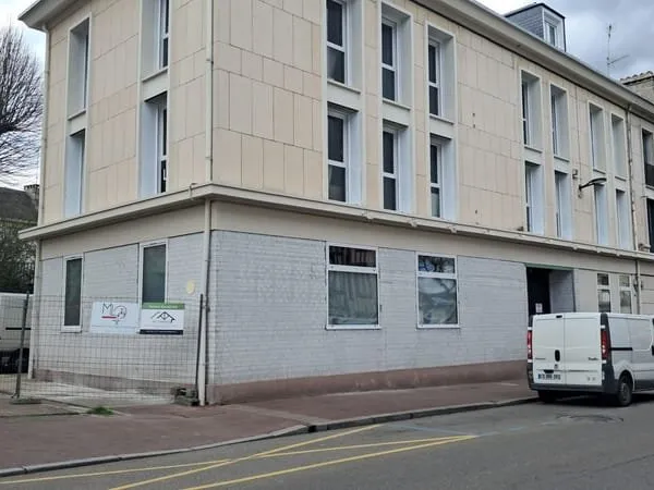 A LOUER GRAND LOCAL CENTRE VILLE LOUVIERS 170 M2