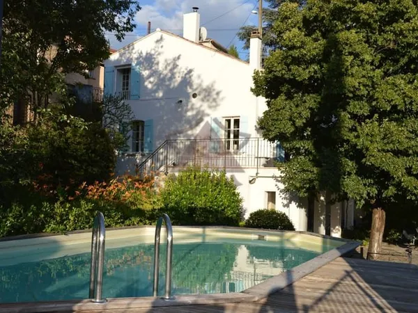 Mas + gite avec jardin et piscine