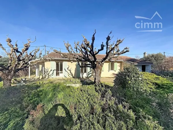 villa de plain pied de type 5 à rafraichir avec double garage et