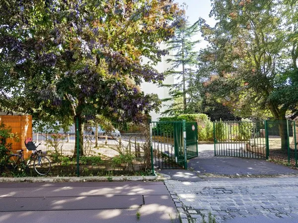 Parking / box BAS-MONTREUIL - CROIX DE CHAVAUX