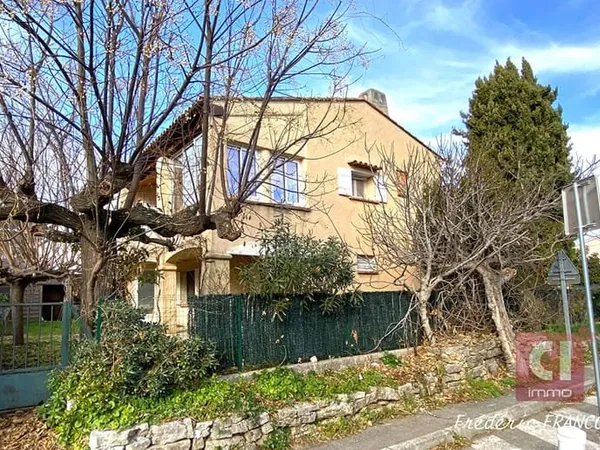 A vendre maison composée de deux logements(136 m²) à GAREOULT