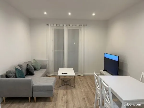 Colocation meublée - Coloc 3 chambres dans un appartement (location femmes)