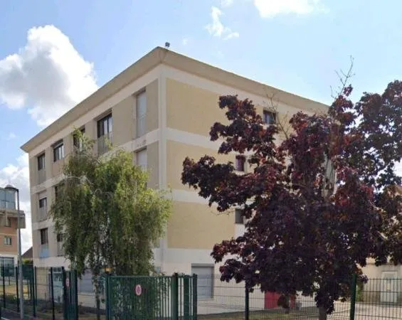 VERNOUILLET 28500 Studio au 1er étage - Place de parking - 44500 HAI