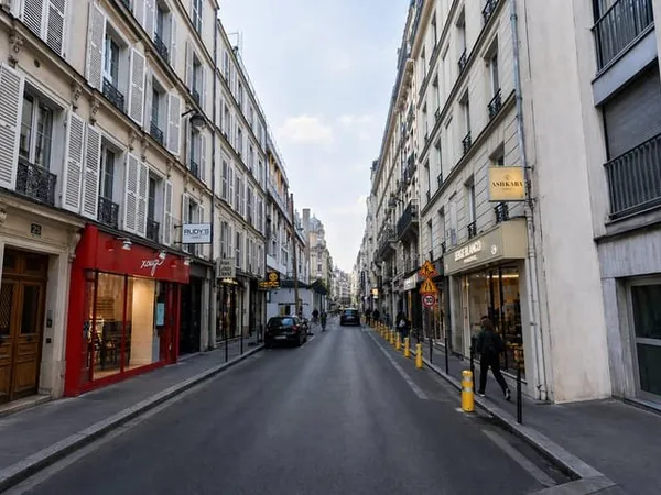 PARIS 17 - RUE PONCELET - LOCAL COMMERCIAL AVEC CAVE - EMPLACEMENT PREMIUM