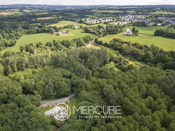Près de Quimper, Belles longères anciennes en forêt