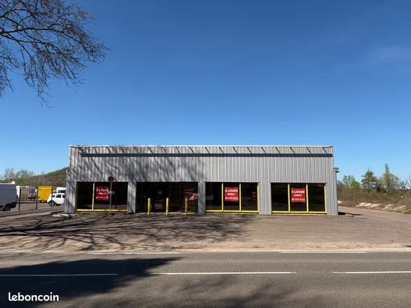 Bâtiment commercial / artisanal 640 m2 avec parking
