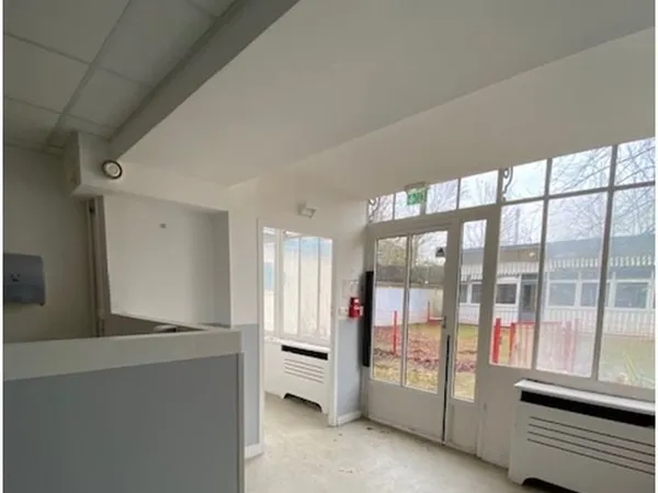 Au pied de la gare de Versailles Rive Droite, un local de 127 m² à louer , idéal pour une crèche